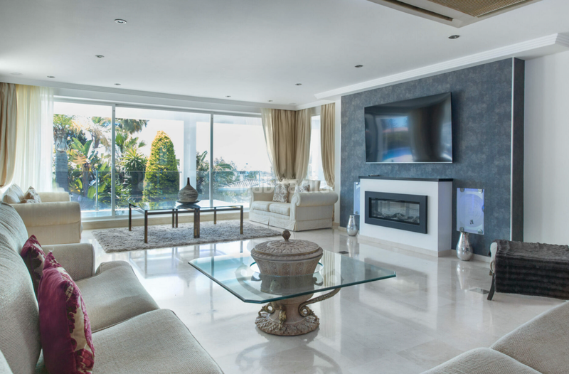 Foto fcd2ff4a-4123-4bc6-9076-a49bcff0d14d. Xalet amb aparcament piscina a Elviria Marbella