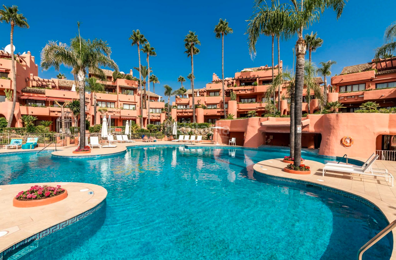 Foto d6efacba-3bf2-4597-b491-d89871a1c2e9. Piso precioso apartamento en primera línea de playa en new golden mile, en Estepona