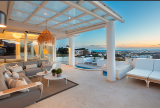 Chalet en Los Naranjos. Impresionantes vistas desde esta villa en nueva andalucía, marbe