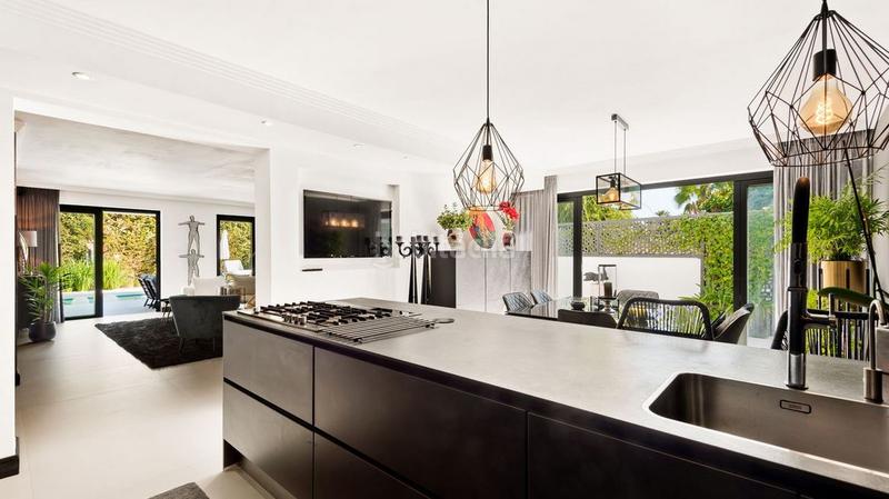 Foto e7fdfc35-32f4-4558-912e-7d1b94e21a43. Xalet amb xemeneia piscina a Aloha Marbella