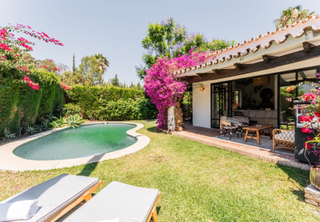 Chalet à Avenida pernet 24. Preciosa villa rústica en venta en estepona