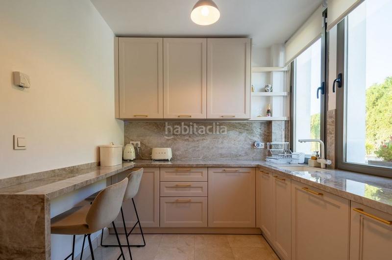 Foto bfb5cd8d-8a6d-4df4-bd2e-8ecf24e09ae8. Casa bifamiliare con camino piscina in Benahavís pueblo Benahavís