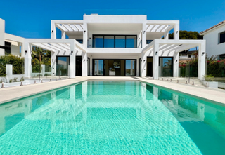 Xalet a Urbanización real de zaragoza 2. Impresionante villa moderna en segunda línea de playa en elviria