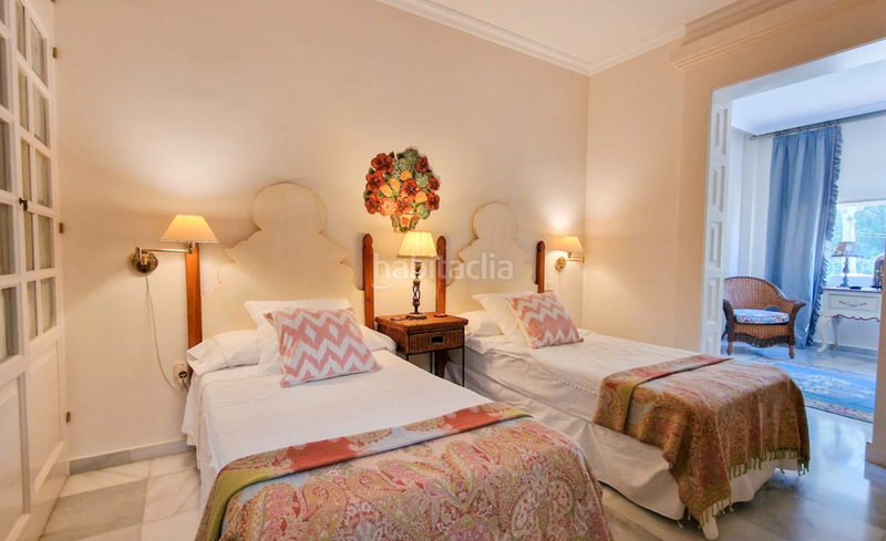 Foto 743a0176-865a-4d3f-af75-0116ce56a8e1. Xalet amb aparcament piscina a Los Naranjos Marbella