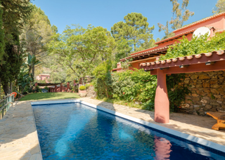 Chalet en Avenida la moraleda 5. Increible villa rústica en venta en benahavis