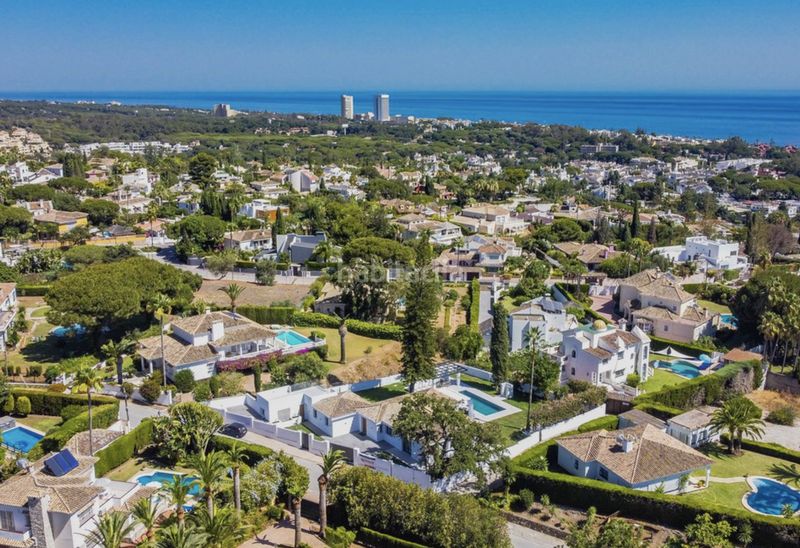 Foto 34e39163-7e1b-46ad-823d-7423219eb560. Chalet en paseo del perú 35 increible villa totalmente renovada en Elviria en Marbella