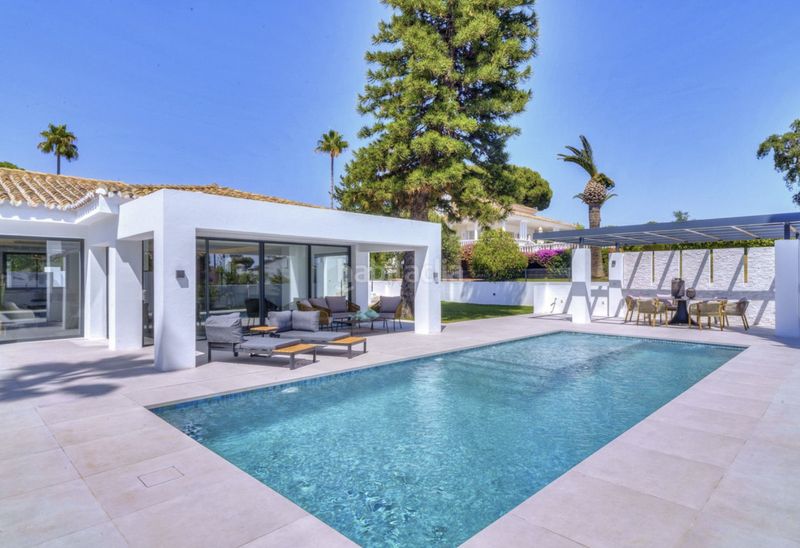 Foto b53cbda2-b8db-4cbc-87bd-090d9bce2fa9. Chalet en paseo del perú 35 increible villa totalmente renovada en Elviria en Marbella