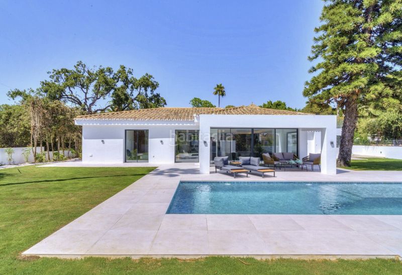 Foto b575db3b-dc2e-494f-9219-63aded3667b0. Chalet en paseo del perú 35 increible villa totalmente renovada en Elviria en Marbella