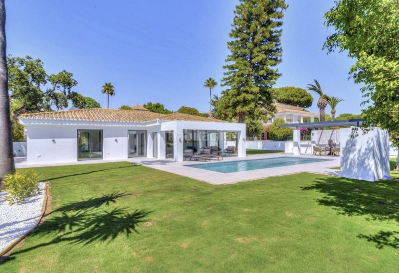 Foto f6b5778a-00b2-4c64-8f7d-47f024b2e984. Chalet en paseo del perú 35 increible villa totalmente renovada en Elviria en Marbella