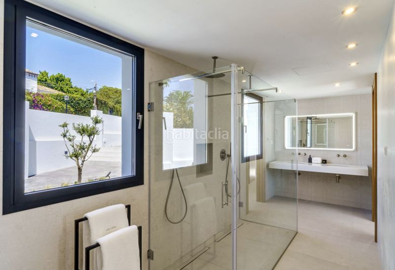 Foto f8ed0b29-bd90-4881-8d8c-3dc9e072a6be. Chalet en paseo del perú 35 increible villa totalmente renovada en Elviria en Marbella