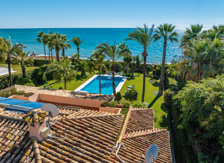 Chalet à Avenida de la playa 16. ¡primera línea de playa! villa impresionante en benamara