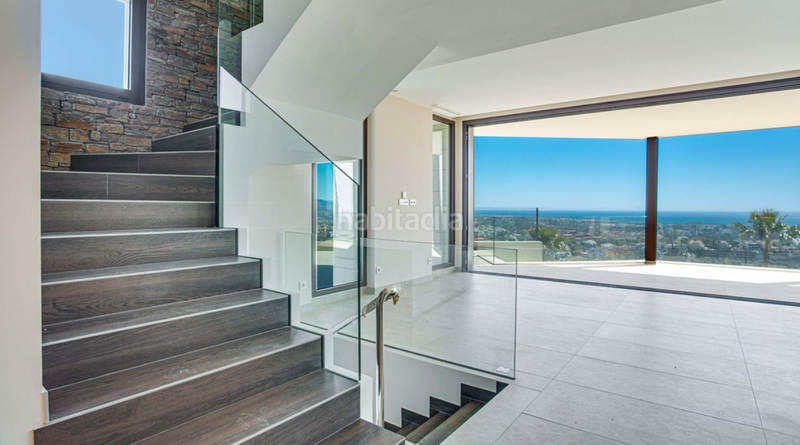 Foto d4b30010-60d1-4d31-aa57-7b01c6496356. Chalet dans calle altos de la alqueria 6 dans El Paraíso Benahavís