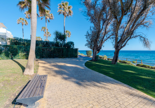Casa adossada a Calle las dunas 7. Adosada en primera linea de playa en estepona