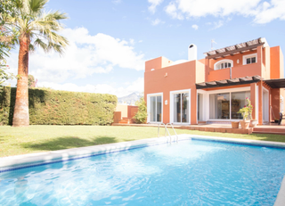 Chalet en Los Naranjos. Villa de 3 dormitorios en venta en nueva andalucia