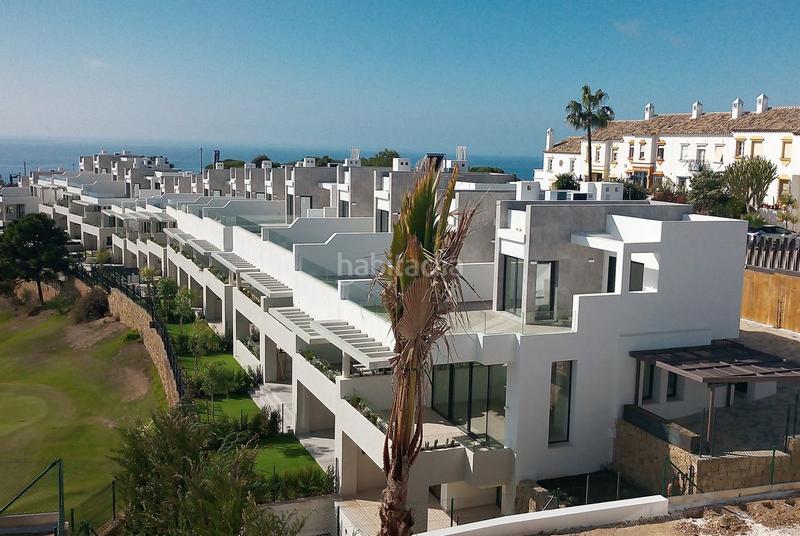 Foto 2fe00e2b-94a2-47be-a854-b6ad354204e4. Casa aparellada amb aparcament a Cabopino - Artola Marbella