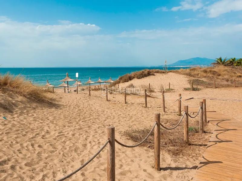 Foto d3f76397-c824-4294-9b48-0f4810db2b77. Casa aparellada amb aparcament a Cabopino - Artola Marbella