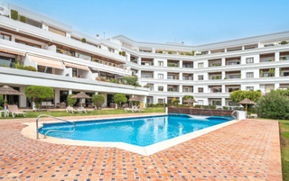 Location Appartement à Calle londres s/n. Descubre el lujo de un hotel y la calidez de un hogar de larga d