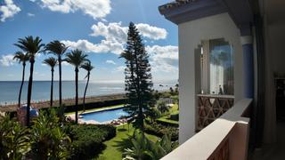 Appartement à Bahía de Casares. Dúplex de lujo en primera línea de playa: tu oasis privado en la