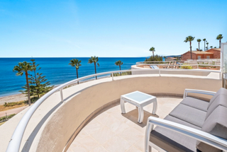 Appartement à Calle guridi 210. Primera linea de mar en estepona