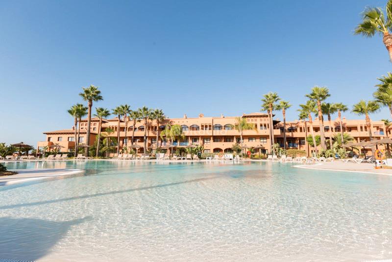 Foto 7d37b2a9-0d04-45f7-a80d-3a65a6790fae. Estudi amb aparcament piscina a Bel - Air Estepona