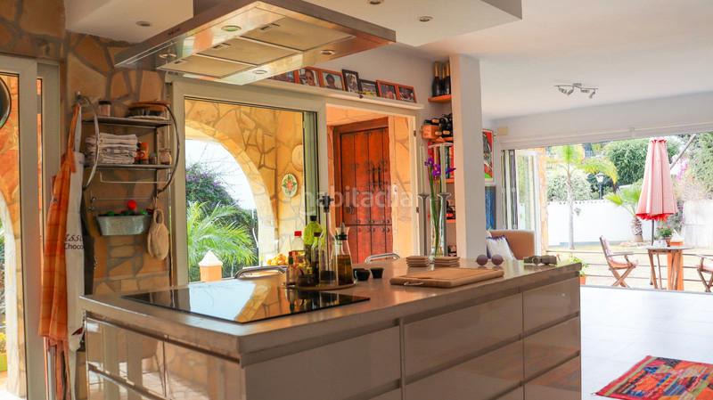 Foto c8e8d0b1-3f70-4def-afdc-12d1d16bfb55. Chalet villa en nueva andalucía: ideal para renovación y revalorización, a 5 minutos de puerto banús. en Marbella