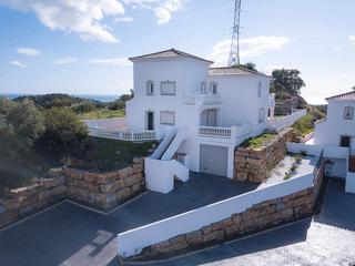 Chalet  Avenida españa. Villas de lujo con vistas al mar y piscina privada en estepona: