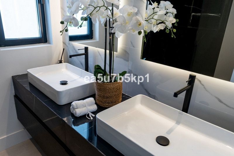 Foto 5bafe99e-52c3-4a93-9950-24f1d84e06d0. Chalet villa chalet de lujo exclusiva con vistas panorámicas en el corazón del valle del golf, nueva andalucía. en Marbella