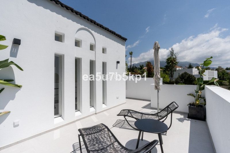 Foto b5a22af0-5912-493d-8abb-8445c2105c15. Chalet villa chalet de lujo exclusiva con vistas panorámicas en el corazón del valle del golf, nueva andalucía. en Marbella
