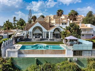 Chalet  Nueva. Obra maestra arquitectónica en marbella: villa única con acabado