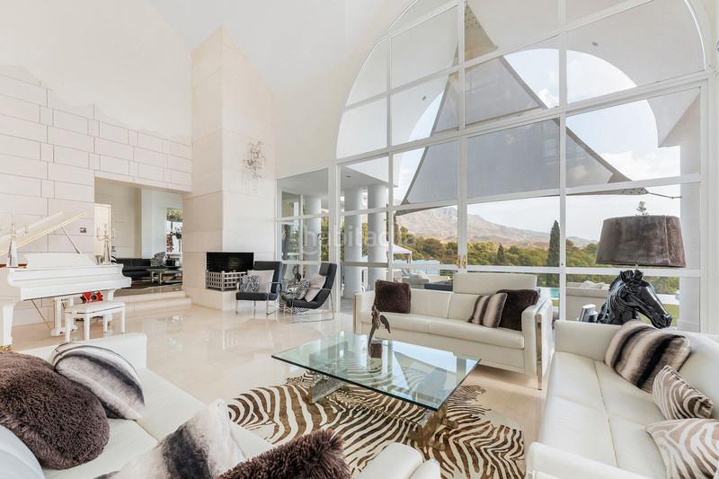 Foto 06aa56fb-8df1-4959-893f-46711fbab547. Chalet obra maestra arquitectónica : villa única con acabados art déco y comodidades de alta gama. en Marbella