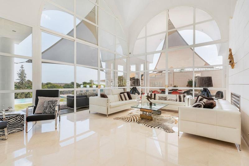 Foto 0b5a736d-5280-4d7a-b08d-54dbb1c68cbf. Chalet obra maestra arquitectónica : villa única con acabados art déco y comodidades de alta gama. en Marbella