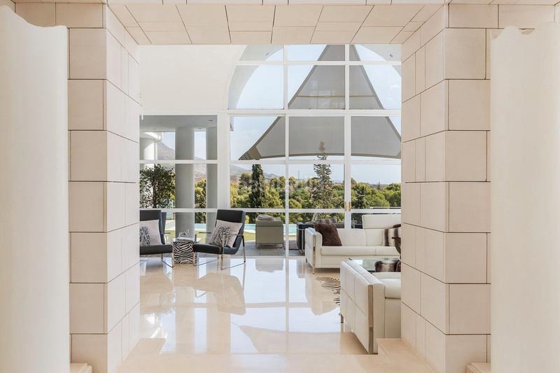 Foto 0f77d864-940e-421a-b1be-47b6dcf4a421. Chalet obra maestra arquitectónica : villa única con acabados art déco y comodidades de alta gama. en Marbella