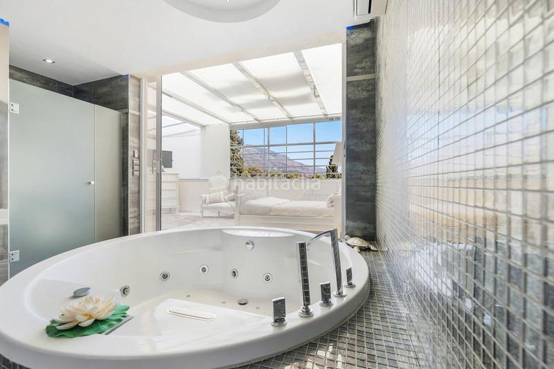 Foto 106693c4-87a7-4c45-93c7-d17d1d7b50e9. Chalet obra maestra arquitectónica : villa única con acabados art déco y comodidades de alta gama. en Marbella