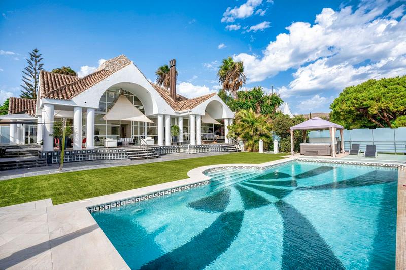 Foto 13c38c76-8896-47d9-b0e6-a86c5a7e396e. Chalet obra maestra arquitectónica : villa única con acabados art déco y comodidades de alta gama. en Marbella