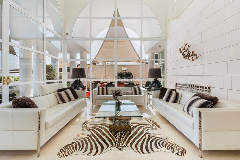 Foto 6d34a24b-2654-4e7b-aee4-3a7c0390501a. Chalet obra maestra arquitectónica : villa única con acabados art déco y comodidades de alta gama. en Marbella