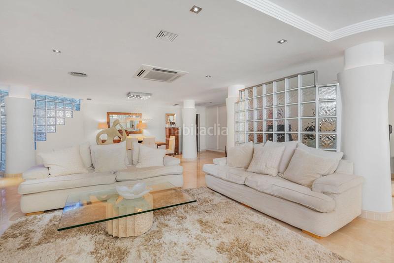 Foto dd597f78-4a49-451c-b64b-c0f64b979b10. Chalet obra maestra arquitectónica : villa única con acabados art déco y comodidades de alta gama. en Marbella