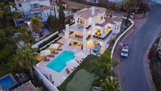 Chalet  Nueva. Lujo y entretenimiento en nueva andalucía: villa reformada con p