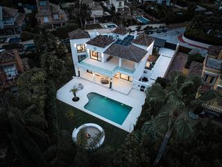 Chalet  Nueva. Vida de lujo y confort: villa renovada con piscina de agua salad
