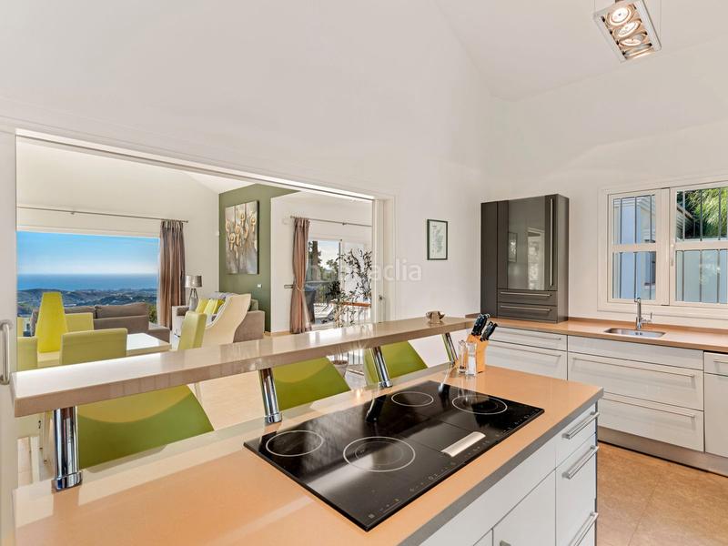 Foto 36fe64aa-5811-44ce-b94c-63421b116d90. Xalet amb xemeneia aparcament piscina a Montemayor - Marbella Club Benahavís