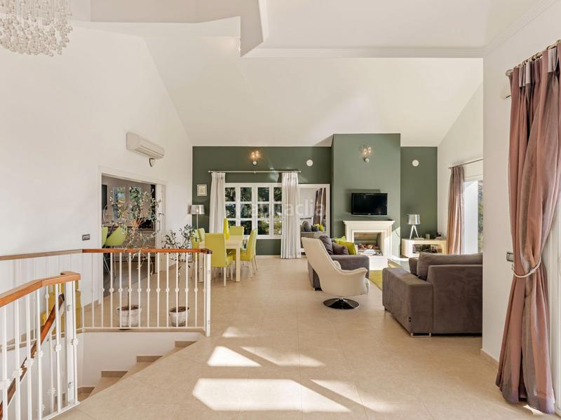 Foto eb1b2bae-5475-40da-8024-218b3f376103. Xalet amb xemeneia aparcament piscina a Montemayor - Marbella Club Benahavís