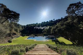 Chalet  Calle benahavis. Oportunidad única en marbella club golf resort: parcela exclusiv