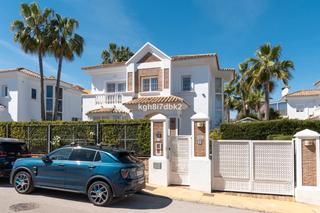 Chalet à Calle garcía lorca 58. Villa independiente en venta en estepona