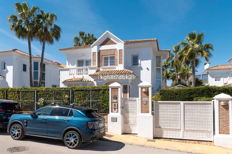 Foto 160211bf-fb55-46e5-91d9-83b1516514f5. Chalet en calle garcía lorca 58 villa independiente en venta en Estepona