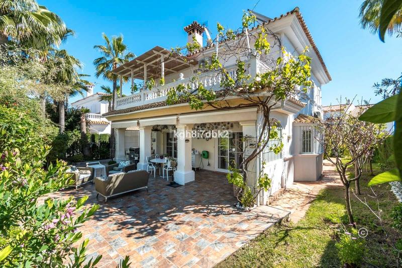 Foto 51cdc682-9b46-4bf6-9923-8f92329e1663. Chalet en calle garcía lorca 58 villa independiente en venta en Estepona