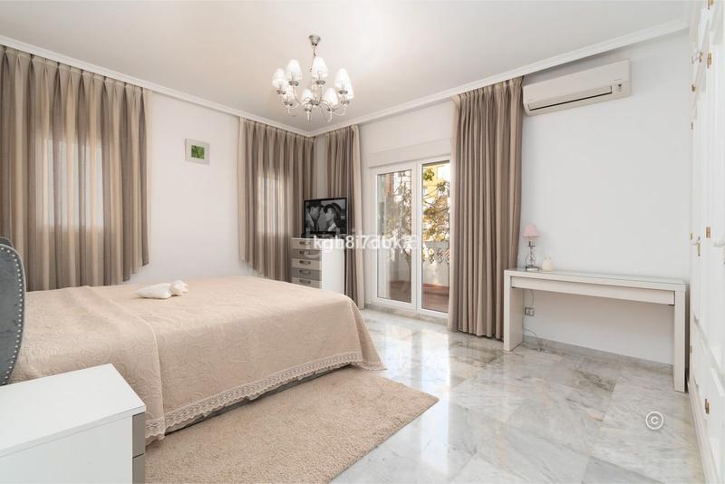 Foto 528b3e75-a8b9-4bfe-afb2-97213a7862ba. Chalet en calle garcía lorca 58 villa independiente en venta en Estepona