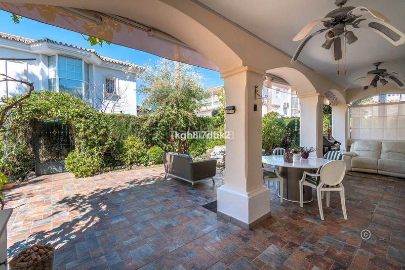 Foto 555e4ca1-d69f-42e6-8487-ba5be39dd2ab. Chalet en calle garcía lorca 58 villa independiente en venta en Estepona