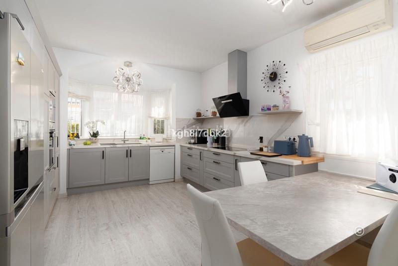 Foto 86e2261e-b112-45e3-a718-95a5d224c40e. Chalet en calle garcía lorca 58 villa independiente en venta en Estepona