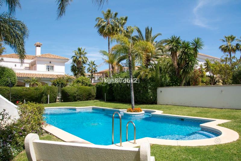 Foto fc6cb2df-84ec-41ad-aef8-bc8553bbdbb3. Chalet en calle garcía lorca 58 villa independiente en venta en Estepona