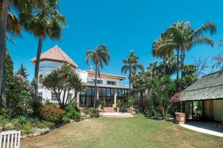 Xalet a Calle los granados 18. Casa / chalet independiente en venta en nueva andalucia, costa d