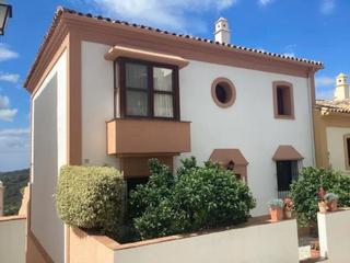 Maison jumelée à Calle la pacheca alta 22. Casa / chalet adosado en venta en banahavis 0, benahavís